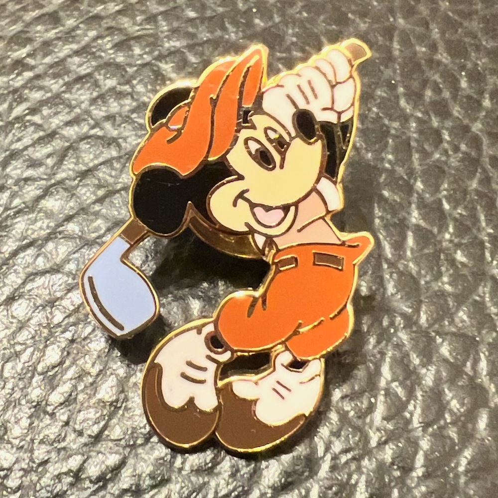 ⛳️ Mickey Mouse Pin Walt Disney World 2000 Golfer swinging Golf Club EUC vintage